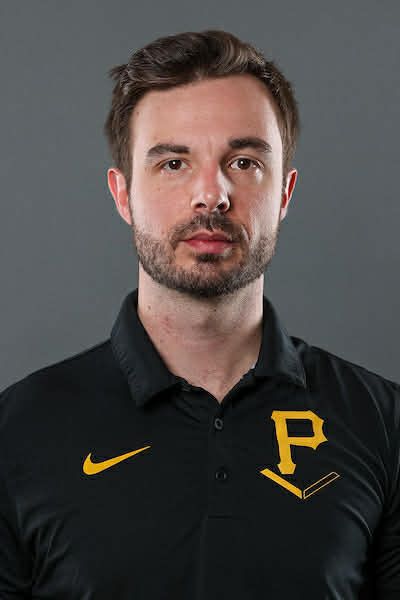 Frédérick Rioux portant un polo des Pirates de Pittsburgh